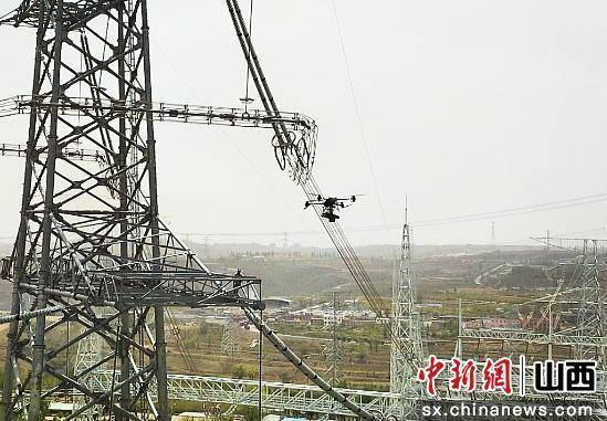 山西：百米高空 無人機(jī)首次精準(zhǔn)穿塔運(yùn)送接地線:焊線機(jī)
