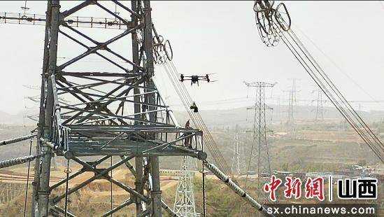 山西：百米高空 無人機(jī)首次精準(zhǔn)穿塔運(yùn)送接地線:焊線機(jī)
